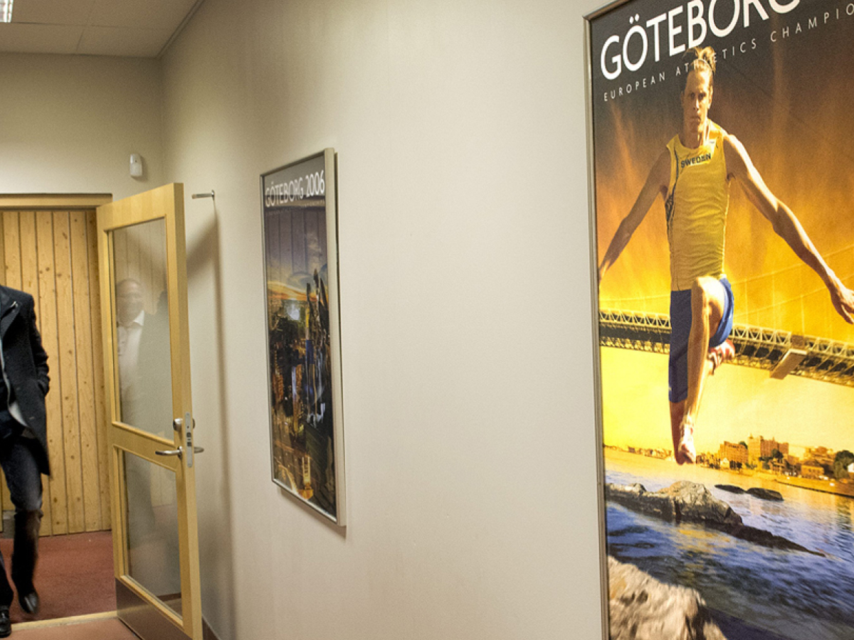 Christian Olsson passerar en affisch av sig själv. EM 2006 i Göteborg, då tog han guld. Under fyra gyllene år erövrade han åtta medaljer i stora mästerskap. Foto: Björn Larsson Rosvall, Scanpix