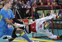 I december 2014 är det dags för innebandyns VM i Göteborg. Räkna med fartfyllda matcher. Här är en bild från VM-finalen i Helsingfors 2012 och finalen Finland-Sverige. Sveriges målvakt Patrik Jansson täcker bra vid ett finländskt anfall. Foto: Fredrik Sandberg, Scanpix