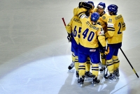Tre Kronors spelare jublar efter att Erik Karlsson satt 3-0 i mötet med Italien i Ericsson Globe Arena i Stockholm. Foto: Pontus Lundahl, Scanpix