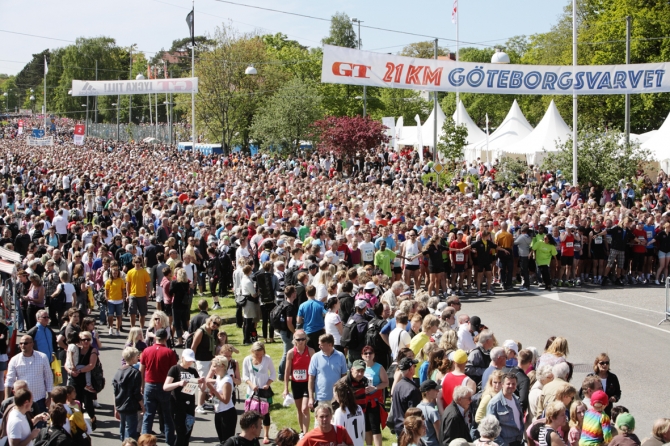 Löparna i första startledet är beredda att ge sig i väg vid årets start. Då var det rekorddeltagande. Minst lika många lär starta i Göteborgsvarvet 2010.