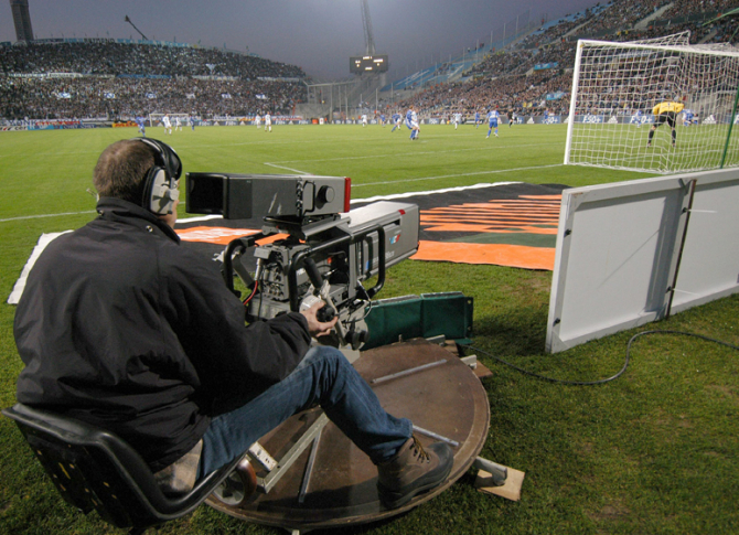 Tysnaden är kompakt från Canal+. Rapporten om ett framgångsrikt överskuggas av hotet att kanalen riskerar att tappa sändningarna från Premier League.