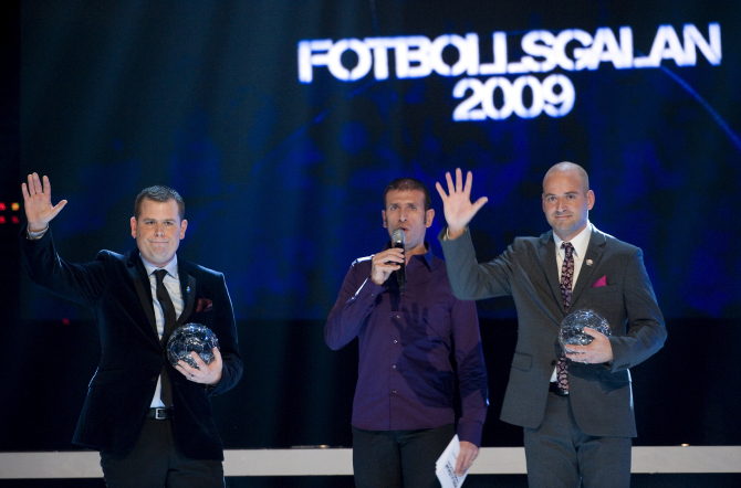 Säg hej till publiken. Mikael Stahre (t v) AIK och Magnus Wikman, Linköping fick pris som årets tränare inom svensk fotboll vid Fotbollsgalan i Malmö på måndagskvällen. Foto: Anders Wiklund/Scanpix