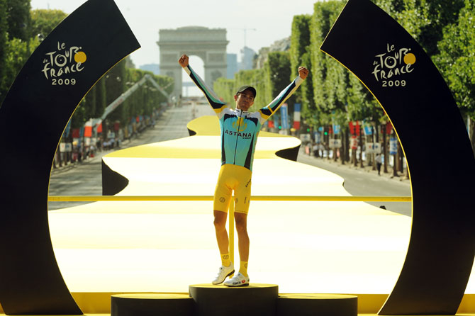 Tour de Frances vinnare 2009, Alberto Contador från Spanien är kung på segerpodiet i Paris, efter 21 etapper. Condator är om möjligt ännu större favorit i år. Foto: Bernard Papon, Pool, AP Photo/Scanpix