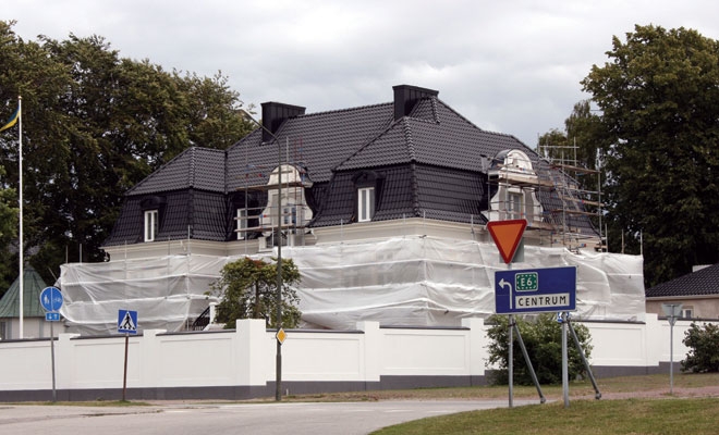 Här är Zlatan Ibrahimovics nya bostad. Patriciervillan i Ribersborg utanför Malmö ska bli hans hem under vistelserna i Sverige. Men nu har han hamnat i tvist med byggarbetarna. Foto: Thomas Ejderhov Zlatans-hus.jpg