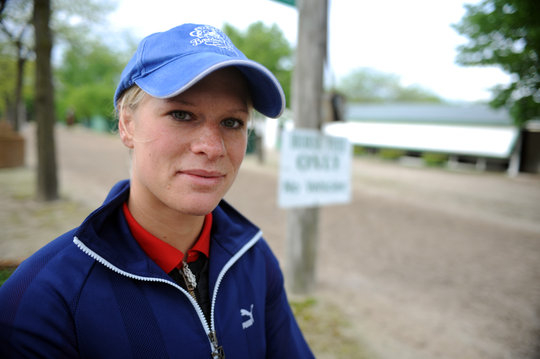 Inez Karlsson är svenskanm som har gjort kometkarriär efter bara te år som jockey. På lördagsnatten tog hon en fjärdeplats i The Arlington Million, ett av galoppsportens allra största tävlingar. Foto: Kanal 75