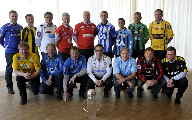 De allsvenska tränarna inför avspark 2010, bakre raden frv: Daniel Wiklund, Åtvidaberg, Peter Gerhardsson, Häcken, Per Olsson, Gefle, Nanne Bergstrand, Kalmar, Conny Carlsson, Helsingborg, Jonas Olsson, IFK Göteborg, Carlos Banda, Djurgården, Alexander Axén, GAIS, Magnus Haglund, Elfsborg. Främre raden frv: Peter Swärdh, Mjällby, Lasse Jacobsson, Halmstad, Tom Prahl, Trelleborg, Sixten Boström, Örebro, Roland Nilsson, MFF, Roger Sandberg, BP och Mikael Stahre, AIK. Foto: Anders Wiklund