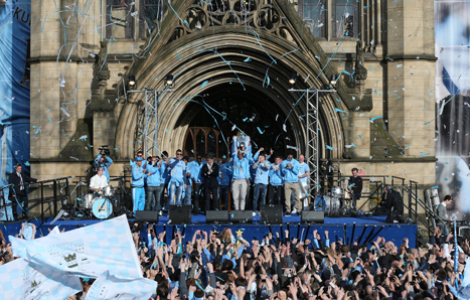 Manchester City har haft några glädjedagar och firat tillsammans med sina fans. Foto: Jon Super, AP Photo/Scanpix
