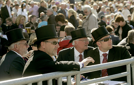 På Elitloppet kan man se alla tänkbara åskådare. Här råder en verklig folkfest när sport och spel möts. Foto: Scanpix