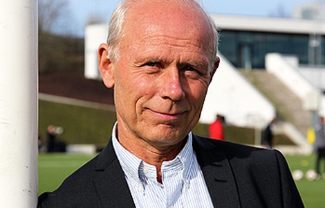 Dennis Andersson gläds över att när Gothia Cup invigdes inför 58 000 personer i måndags kunde man för första gången ha 8 000 sittande åskådare på planen, runt jättescenen. 2 miljoner kronor går det närmare två timmar långa arrangemanget loss på.