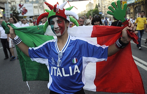 En italiensk fotbollssupporter är givetvis nöjd efter avanemanget. Foto: Sergei Chuzavkov , AP Photo/Scanpix