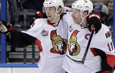 Erik Karlsson och Daniel Alfredsson i en av Ottawas matcher. Daniel har betytt oerhört mycket för Erik som bodde första tiden hemma hos familjen Alfredsson när han flyttade 2009. Foto: Chris O'Meara, AP Photo/Scanpix
