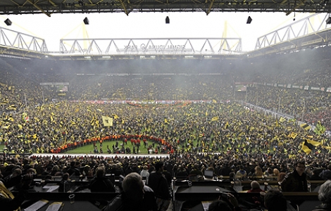 Dortmunds fans firar ligasegern. Bundesliga visar också de bästa publiksifforna i The Big Five, de fem största europeiska ligorna. Foto: Martin Meissner, AP Photo/Scanpix