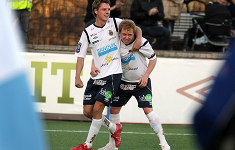 Gefles Jakob Orlov firar sitt mål tillsammans med Simon Lundevall. Klubben är den i allsvenskan med troligen högst verkningsgrad sett till intäkter kontra utdelning. Gefle IF är också den klubb vars störst andel av intäkterna går till att betala löner för spelare och personal. 77 procent av intäkterna rör personalkostnader och då har klubben en tajt organisation. Foto: Pernilla Wahlman, Scanpix