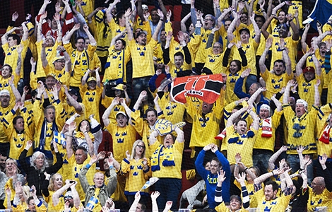 De här trivs i alla fall. Svenska fans på läktaren under VM-matchen mellan Sverige och Vitryssland i Globen i Stockholm på måndagen. Foto: Anders Wiklund, Scanpix