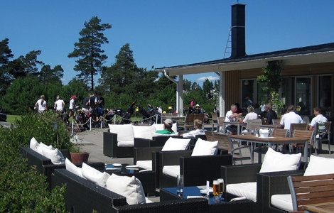 "En trevlig krog, mycket naturupplevelse och en bra promenad för oss som ser kaloriförbränning som viktig så kan de konkurrera", skriver Dan Persson om Ingarö Golfklubb.
