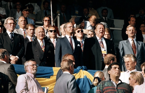 De träffade då och då, kungen och Lars-Åke Lagrell. Här ses de tillsammans med UEFA:s dåvarande president Lennart Johansson och statsminister Carl Bildt på hedersläktaren under invigningen av EM-slutspelet i fotboll på Råsunda Fotbollsstadion i Solna 10 juni 1992, strax innan premiärmatchen Sverige-Frankrike. Foto: Jan Collsiöö, Scanpix