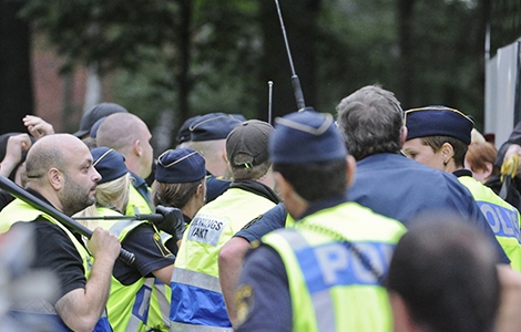 Poliser ska själva bestämma hur stor styrka som ska sättas in vid varje match. Här har ingen annan part, exempelvis klubben som ska arrangera en match något att säga till om. Foto:Scanpix,