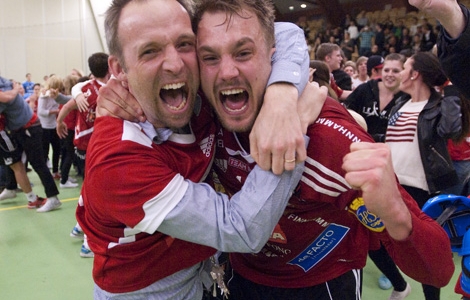 Magnus Larsson, ordförande i Skånela IF, klappar lagkaptenen Jimmy Karlsson sedan allsvenska avancemanget säkrades. Nu är det bistrare då hallen inte godkänns för elitseriespel. Foto: Sandra Jansson