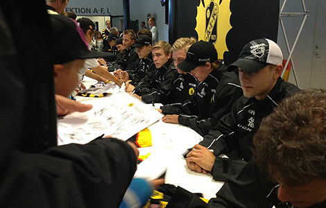 Under publikdagen i Skellfteå Kraft Arena skriver spelarna autografer och åker skridsko med alla som vill. Foto: Anna Hägglund