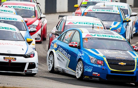 Ett gäng STCC-bilar i vild kubbning i ett av prets inledande race. Lika tuff i kampen i TTA. För att inte tala oms triden mellan de båda serierna. kampen om intresset, åskådarna, sponsorerna - och pengarna.
