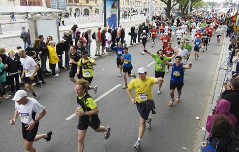 Det är dags för Asics Stockholm Marathon på lördag. Här en bild från fjolårets lopp. Löparna passerar Nybroplan framför Kungliga Dramatiska Teatern. Foto: Rickard Forsberg
