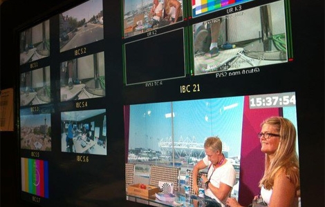 SVT:s OS-studio är beläget i ett hus av byggnadsställningar. Här leder André Pops,Marie Lehmann och Yvette Hermundstad sändningarna med gäster och rapporterna från alla arenor.