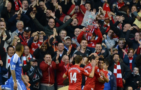 Engelska ligafotboll locker många TV-tittare – och åskådare på arenorna. Nu har Visat säkrat TV-rättigheterna till och med 2016 enligt ett nytt köp. Här en bild från mötet Liverpool-Chelsea där hemmalaget Luis Suarez, till höger, kramas om efter ett mål. Foto: Jon Super, AP Photo/Scanpix