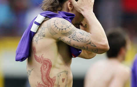 Nu blir det inga mer matcher i Milan-tröjan. Nu gäller Paris SG:s blåröda dress. Foto: Antonio Calanni, AP Photo/Scanpix