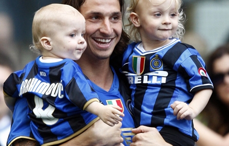Zlatan Ibrahimovic visar sig inte ofta med sin familj, men här är en bild från Italien där han umgås med sönerna. Foto: Luca Bruno, Scanpix