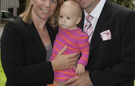 Föreningen Svenskar i Världen, utlandssvenskarnas officiella intresseorganisation, har utnämnt Annika Sörenstam till Årets Svensk i Världen. Här ses Annika med dottern Ava, 11 månader, och maken Mike McGee efter cermonin i Stockholm. Foto Jonas Ekströmer, Scanpix