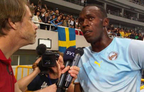 Jacob Hård intervjuar Usain Bolt i Shanghai. Foto: Ann Loggert
