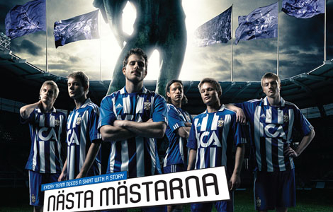 IFK-spelare med statyn Poseidon bakom sig.
