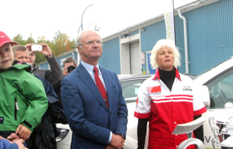 Kung Carl Gustaf har alltid haft ett motorintresse och med sonen i startfältet är han numera en självklar åskådare. Foto: Fredrik Gustafsson