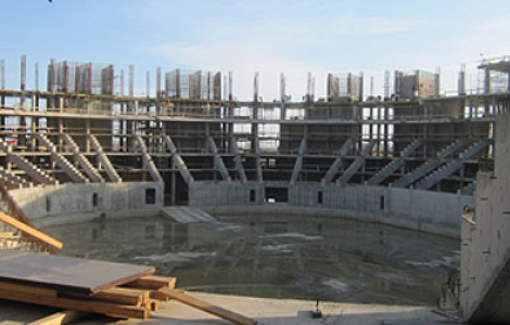 Ishockeyarenan i Sochi har kommit långt. Hallen ligger centralt i Olympic Park bara några hundra meter från Svarta havet. Foto: SOK