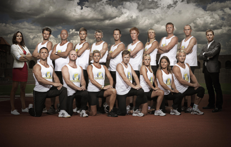 Hela gänget, programledare och deltagare, stående från vänster: Reneé Nyberg, Stefan Holm, Magnus Andersson, Niclas Alexandersson, Thomas Wassberg, Anders Södergren, Jörgen Jönsson, Åsa Sandell, Kennet Andersson, Björn Ferry. Främre raden fr v: Martin Lidberg, Jonas Claesson, Louise Karlsson, Tomas Gustafson, Anna Le Moine, Pernilla Wiberg, Jens Byggmark och Ola Wenström. Foto: TV3/Simon Cederquist