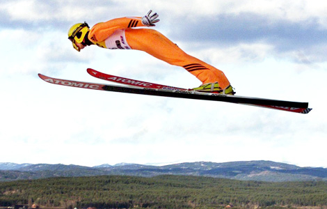 Backhoppare flyger - och det gör också 55 miljoner kronor. Foto: Michael Probst, AP Photo/Scanpix