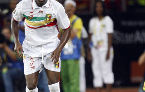 Mali's Adama Tamboura, kämpar om bollen med Angola's Manucho, under öppningsmatchen i afrikanska mästerskapen. Det blev en sanslös match där Mali hämtade upp underläget med 4-0 till slutligan 4-4. Foto: Themba Hadebe, AP Photo/Sscanpix