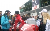 Programmet är intensivt under en dag med texter, kval och finaler. Här intervjuas STCC-föraren Richard Göransson i en paus.
