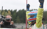 STCC drar till sig allt mera mediauppmärksamhet. Här är det STCC-segraren Tommy Rustad som jublar inför tv-kameran.